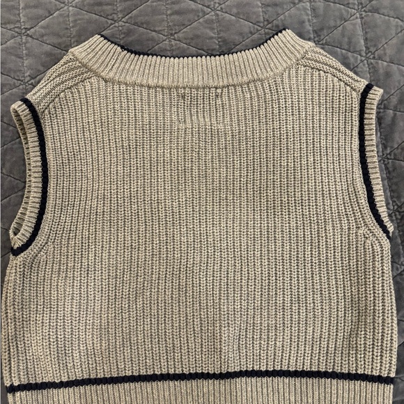 Abercrombie & Fitch Gray Sleeveless Sweater - Picture 2 of 2
